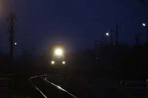 Crimă ca-n filmele de groază la Oradea. O femeie a murit lovită de tren după ce a fost ținută cu forța pe șine!