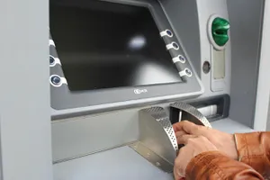 Dispar cardurile! Anunț de ultimă oră pentru românii care au bani în conturi. Cum vor putea fi scoși din bancomate