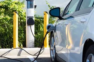 Vânzările de vehicule electrice ating cote record la nivel global. România rămâne în urmă din cauza întârzierii Programului Rabla 2025