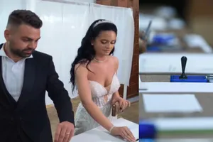 Doi tineri proaspăt căsătoriți au votat imediat după nuntă: Ne dorim să schimbăm viitorul copiilor noștri