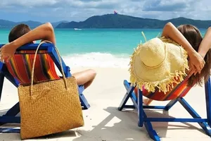 Românii preferă vacanțele cu piscină, mic dejun inclus și plată cu vouchere în 2025