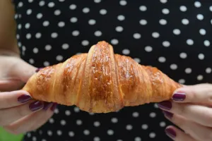STUDIU INFOCONS: Cât de nocive sunt croissantele cu cremă sau umplutură cu fructe. Au fost analizate 24 produse din mai multe magazine