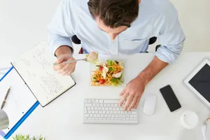 STUDIU: 70% dintre angajați mănâncă în fața calculatorului. Specialiștii trag un semnal de alarmă: „Creierul ar trebui să se concentreze pe digestie”