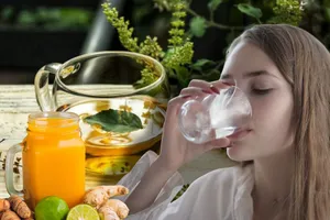Remedii naturale pentru detoxifiere. Băutura cu prune și amestecul care curăță vasele de sânge