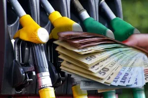 Carburanții se scumpesc de la 1 august. Accize mai mari, TVA crescut și efecte în lanț asupra economiei