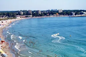 Căldură mare pe litoral, dar apa este rece ca gheața. Explicația fenomenului nemaiîntâlnit