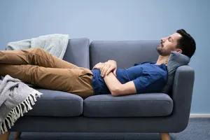 Felul în care stai pe canapea îți scurtează viața. Ce trebuie să știi
