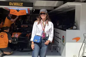 Cât costă geanta albastră Hermes purtată de Simona Halep la Formula 1 în Ungaria. A călătorit cu avionul privat