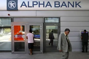 Conturile și cardurile Alpha Bank nu vor mai funcționa din 14 august. Toate sucursalele din România se închid