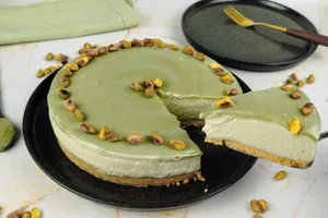 Cheesecake cu fistic FĂRĂ COACERE. Desertul de care te îndrăgostești de la prima îmbucătură