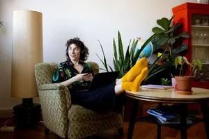 Creierul unei persoane introvertite funcționează diferit. Experții au aflat de ce aceasta are nevoie de timp singură: „Neuronii se devorează între ei”