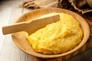 Ingredientul secret care face mămăliga pufoasă și cremoasă. Gospodinele iscusite au dezvăluit trucul