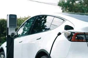 Ce se întâmplă cu mașinile electrice pe timp de caniculă? Specialiștii auto: „Pot apărea limitări temporare de performanță”