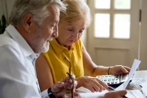 Munca „la negru” te costă la pensie. Cum îți scad veniturile și ce poți face ca să limitezi pierderile