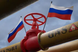 Rusia se confruntă cu o criză a carburanților. Restricții de vânzare în 22 de regiuni după atacurile ucrainene
