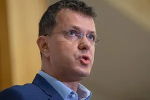 Ministrul Apărării, Ionuț Moșteanu, martor într-un dosar de corupție: A refuzat un milion de euro pentru influență
