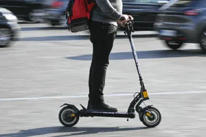Permis de conducere pentru trotinete şi biciclete electrice. Ce prevede proiectul de lege