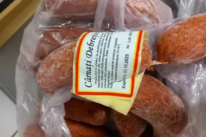 Fructe şi legume mucegăite, produse din carne expirate şi echipamente mizerabile găsite de ANPC la ultimele controale. Au fost date amenzi de 1,4 milioane de lei