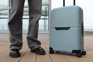 Român arestat după ce a furat de pe Aeroportul Otopeni mai multe bagaje. O femeie i-a căzut victimă aceluiaşi făptaş, în timp ce se afla la biserică