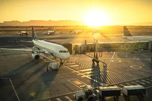 Incident pe aeroportul Băneasa. Pasagerii unui avion sosit din Barcelona au fost evacuați de urgență după aterizare