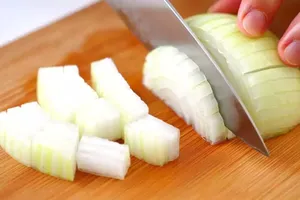 Cum să tai ceapa fără să plângi. Cercetătorii au descoperit metoda simplă care funcționează