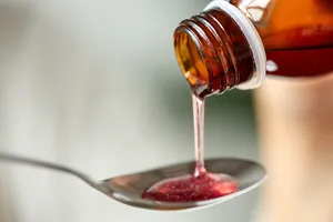 Pericol ascuns în siropul de tuse. Medicii avertizează: „Nu sunt eficiente. Există remedii naturale mult mai bune”
