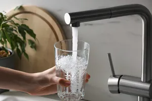 Cât costă apa potabilă. Topul oraşelor cu cel mai mic preţ apă. Unde se situează Bucureştiul