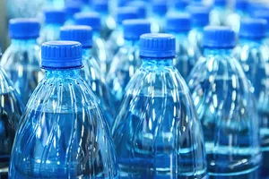 Apa îmbuteliată vs. apa de la robinet: Studiile arată care sunt riscurile pentru sănătate și pentru mediu