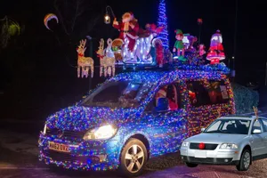 Decorațiunile de Crăciun pe mașină vor fi sancționate. Șoferii primesc amendă și reținerea talonului