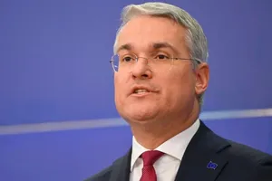 Discrepanțe uriașe la achiziția microbuzelor electrice pentru elevi. Pîslaru sesizează Parchetul European