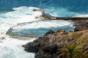 MAE: Doi cetăţeni români, implicaţi în incidentul din Tenerife produs de un val oceanic uriaş, au murit