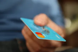Un bărbat și o femeie, reținuți după ce au făcut cumpărături de 20.000 de lei cu un card furat