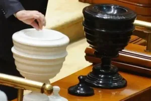 Moțiunea de cenzură împotriva Guvernului Bolojan a fost depusă la Parlament: „Un cadou” pentru Grindeanu