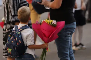 Prima zi a anului școlar, liberă pentru părinți. Inițiativa legislativă adoptată tacit de Senat