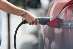 UE renunță la interzicerea totală a mașinilor pe benzină și diesel după 2035. Doar combustibilii regenerabili vor fi acceptați