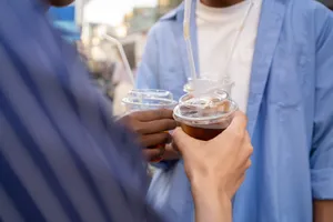 Evenimente de mare amploare: de ce sunt paharele de plastic rezistente soluția anti-risipă