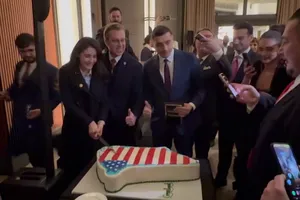 George Simion, premiat în SUA pentru apărarea libertăţii de exprimare. Liderul AUR a tăiat un tort în forma Groenlandei cu steagul SUA