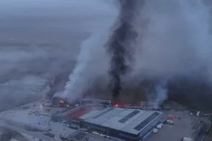 Explozie uriașă la o fabrică de biscuiți din Grecia. Cinci angajate date dispărute, opt rănite