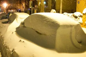 Bucureștiul sub zăpadă. 312 utilaje și peste 1.100 de muncitori acționează pentru deszăpezire, aeroporturile funcționează în condiții de iarnă