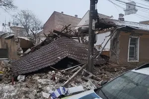 Explozie la Poliția Lugoj: doi polițiști transportați la spital, mai multe vehicule avariate