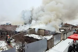 Pompierii ISU Bucuresti-Ilfov intervin pentru stingerea unui incendiu în capitală