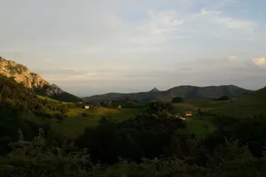 Care este satul de deasupra norilor unde timpul a uitat să mai curgă