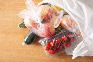 Uniunea Europeană interzice pungile subțiri de plastic pentru fructe și legume până în 2030