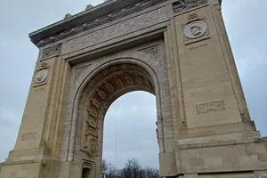 De la stucatură la granit: povestea fascinantă a Arcului de Triumf și a arhitectului care l-a ridicat