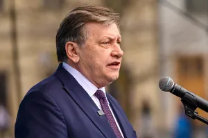 Crin Antonescu îl atacă pe premierul Ilie Bolojan: „Se comportă ca un instalator chemat să repare o țeavă”