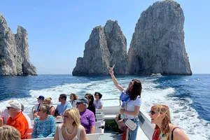 Capri limitează grupurile turistice pentru a combate supraaglomerarea