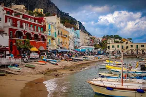 Capri pentru cunoscători: golfuri ascunse, peșteri secrete și luxul mediteranean