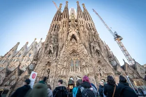 Sagrada Familia este acum cea mai înaltă catedrală din lume. Ultima piesă a turnului central a fost montată
