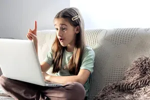 Copiii României, singuri pe internet. Hărțuirea și conținutul periculos devin normalitate