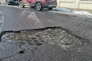 Drumurile pline de gropi îi trimit pe șoferi la service. Reparații de până la 900 de lei